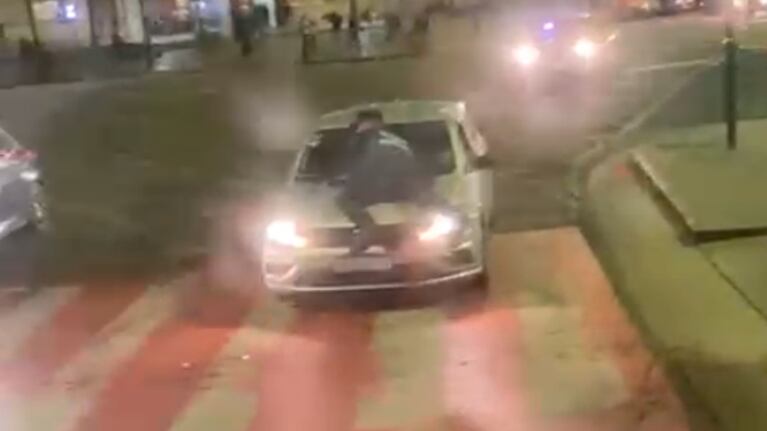 Escapó de un control en el centro de Córdoba y arrastró a un policía en el capot seis cuadras