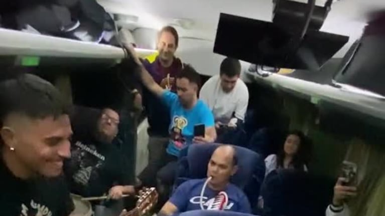 El improvisado show de los músicos de La Mona en un colectivo