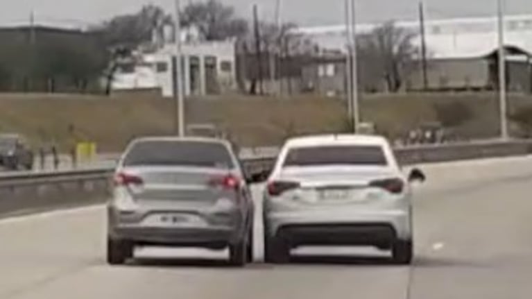 Disputa entre dos autos en Circunvalación estuvo cerca de terminar en tragedia
