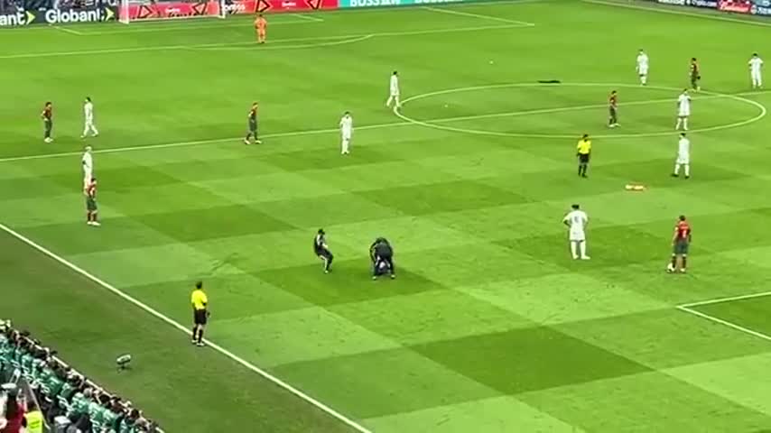 Se metió a la cancha con una bandera LGBTIQ+