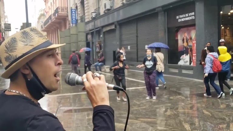 Cuarteto en la peatonal bajo la lluvia