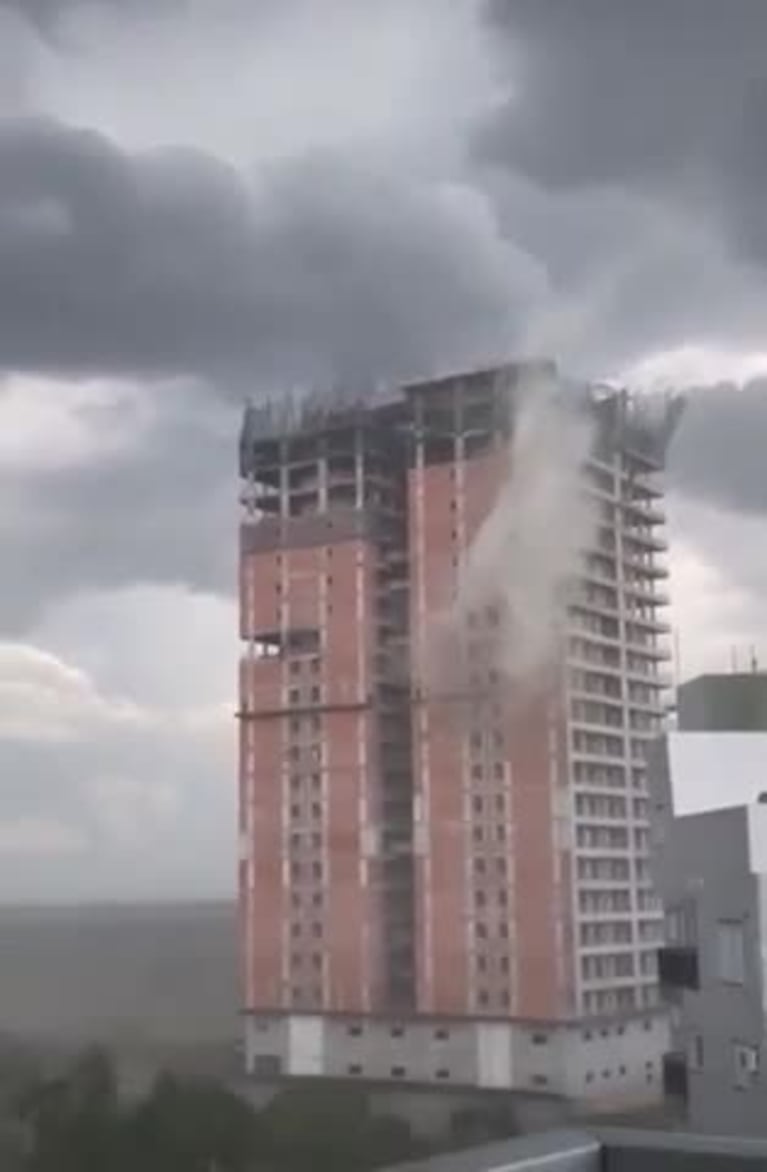 Una grúa se desplomó arriba de un edificio en Corrientes
