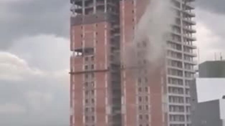 Una grúa se desplomó arriba de un edificio en Corrientes