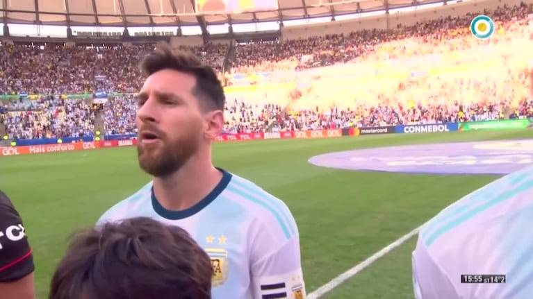 Messi sorprendió al cantar el himno