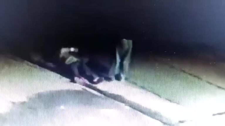 El momento en que el ladrón es asesinado por el jubilado