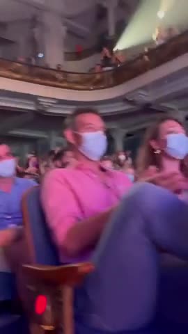 Sorprendió a su mamá con una confesión en medio del teatro