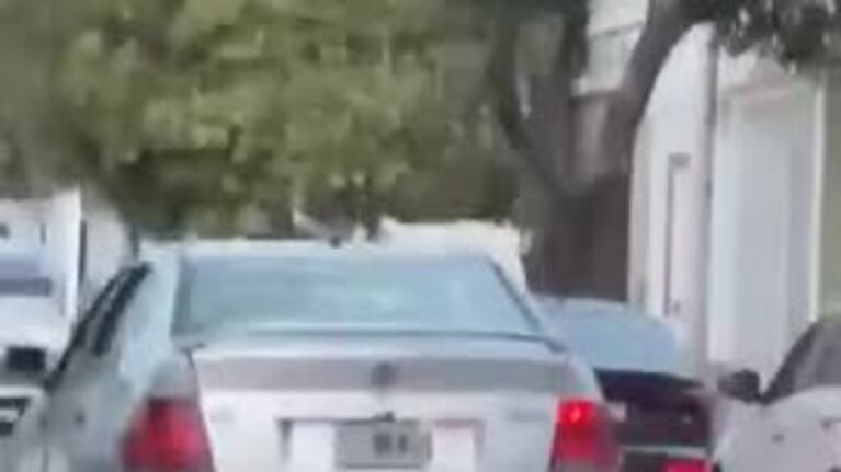 A punta de pistola le quisieron robar el auto