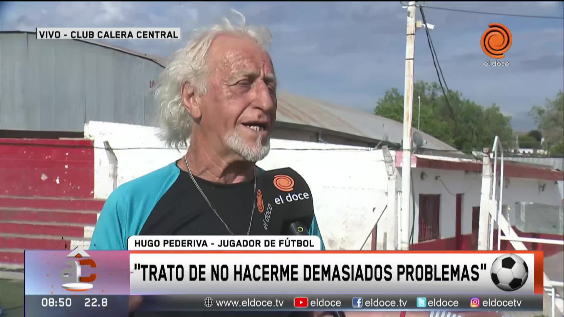 Tiene 73 años y la rompe jugando al fútbol