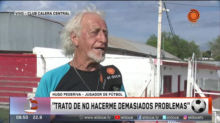 Tiene 73 años y la rompe jugando al fútbol