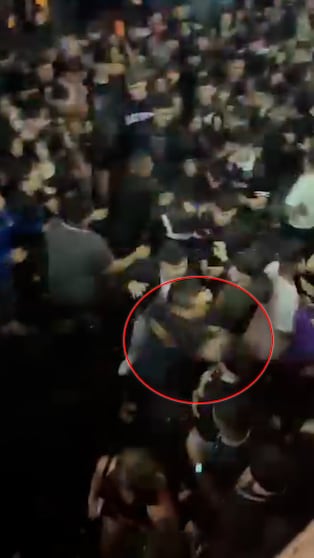 Patovica a las trompadas en el boliche