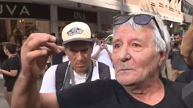 Gritos y tensión: un hombre se puso a cantar la marcha peronista en medio de la convocatoria por Milei