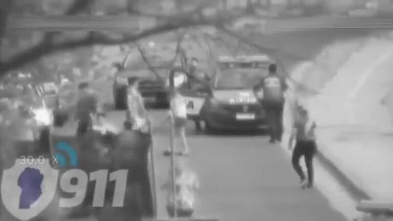 Detuvieron a un joven y vecinos atacaron a la Policía