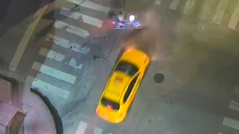 Impactante choque entre un taxi y una moto en Córdoba: todo quedó filmado