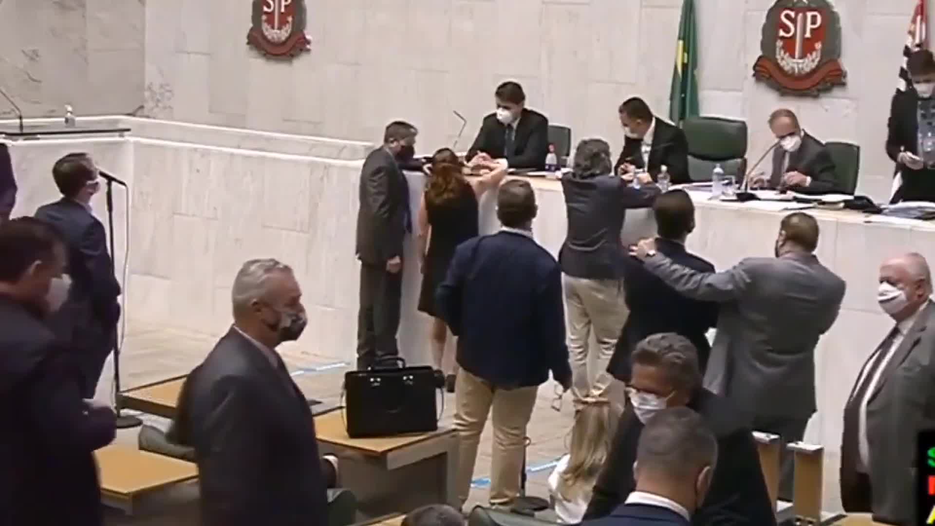 Isa Penna tem seio apalpado por deputado na Alesp