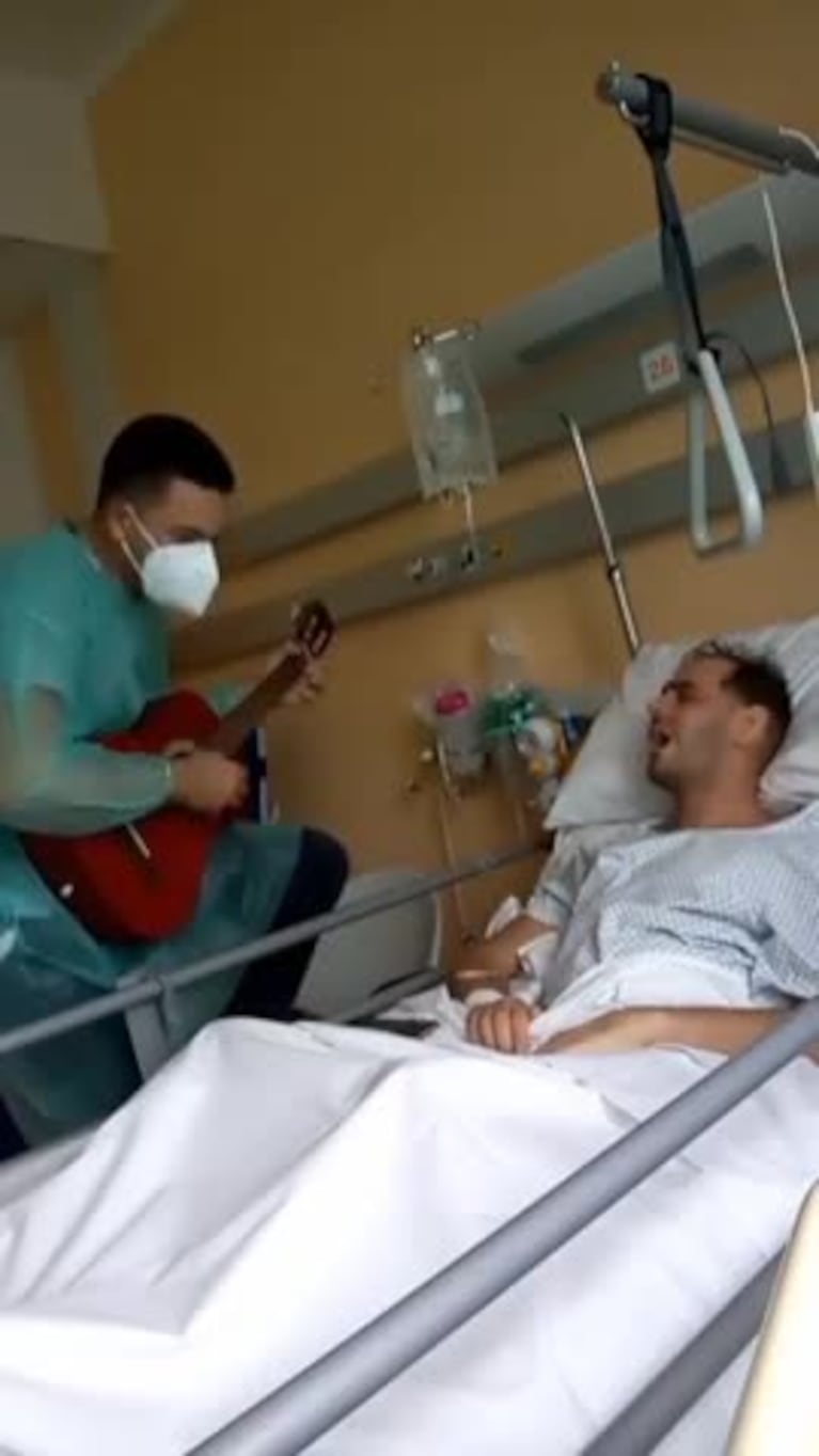 Camillero cordobés le canta cuarteto a pacientes en Italia