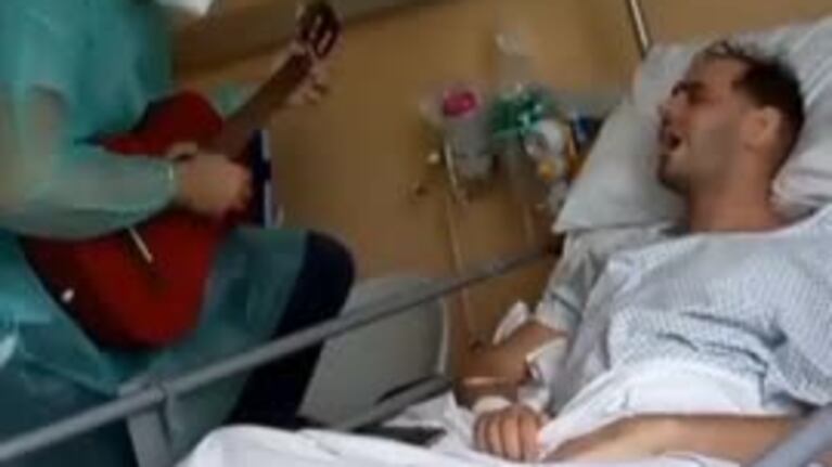 Camillero cordobés le canta cuarteto a pacientes en Italia