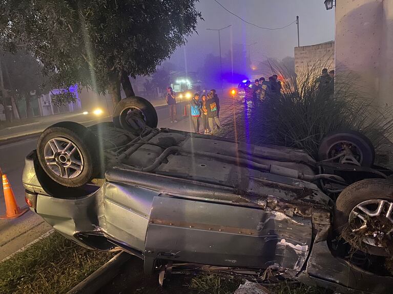 Un auto con 4 jóvenes chocó un poste, se dio vuelta y terminó contra una casa