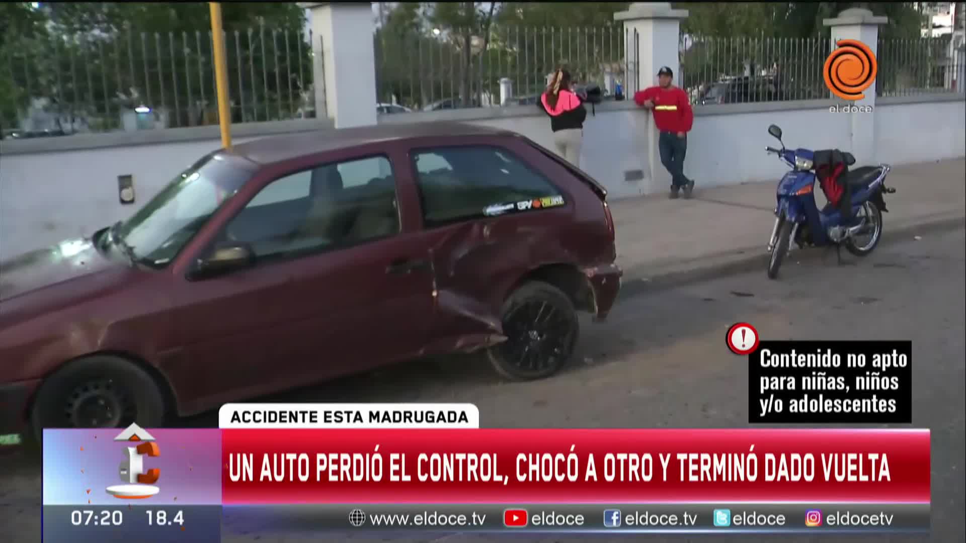 Perdió el control, chocó a otro auto y quedó dado vuelta