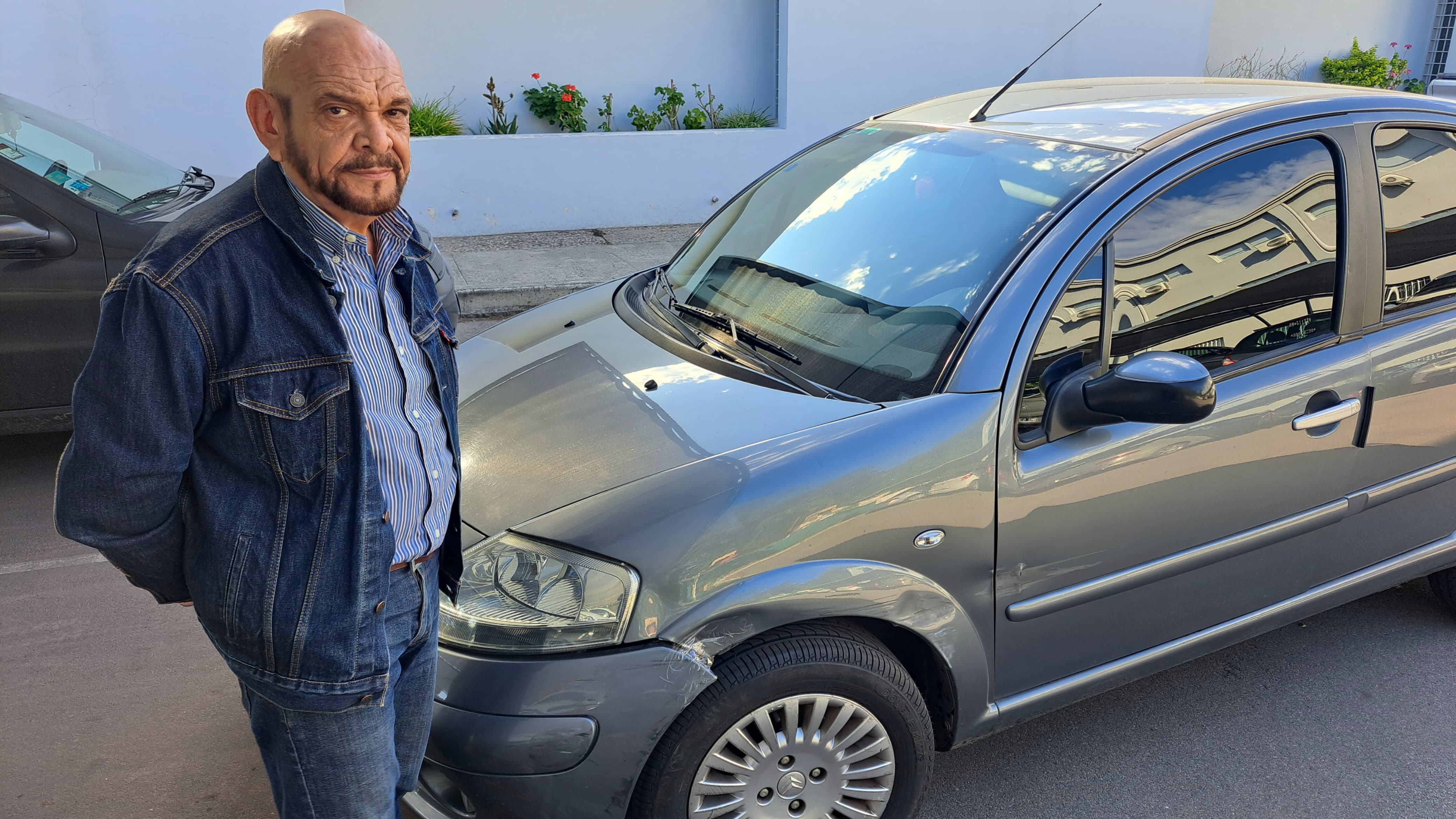 Le pidió los datos del seguro tras un choque y lo embistió: el violento momento