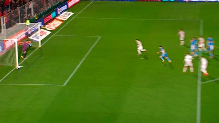 El blooper del arquero de Estudiantes y el gol de Cerato para el 1 a 0 de Instituto en Alta Córdoba