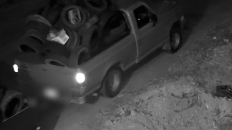 Los filmaron tirando neumáticos a un baldío y fueron multados