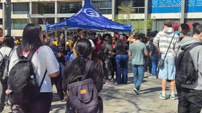 Larga fila para entregar currículums en la Plaza San Martín