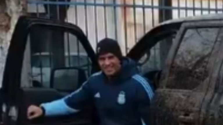 El viral del Dibu Martínez con los empleados de un lavadero