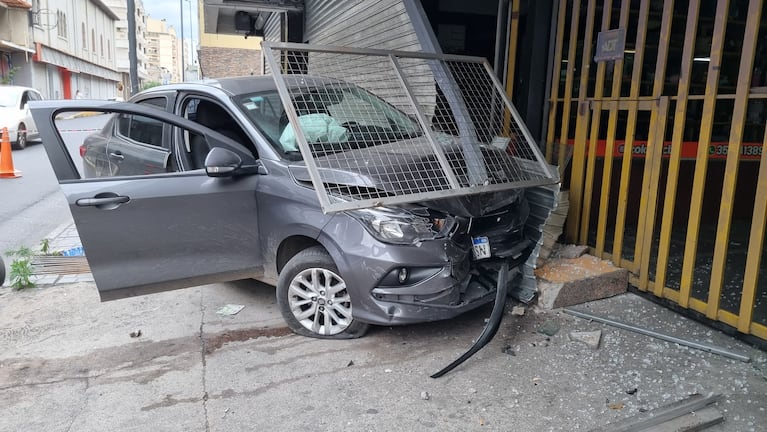 Se incrustó en un local y dañó el portón de una playa: habría estado alcoholizado