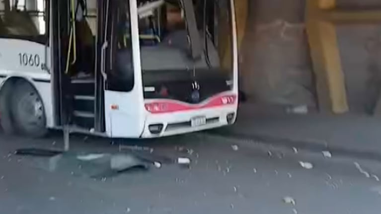 Un colectivo clavado contra un puente
