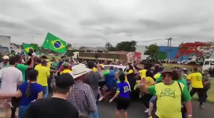 Brasil: un auto atropelló a manifestantes bolsonaristas