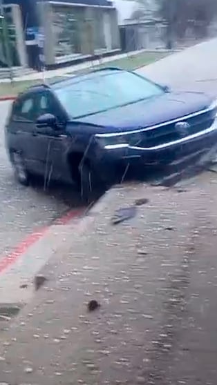 El granizo cubrió las calles y terminó en choque en Bell Ville