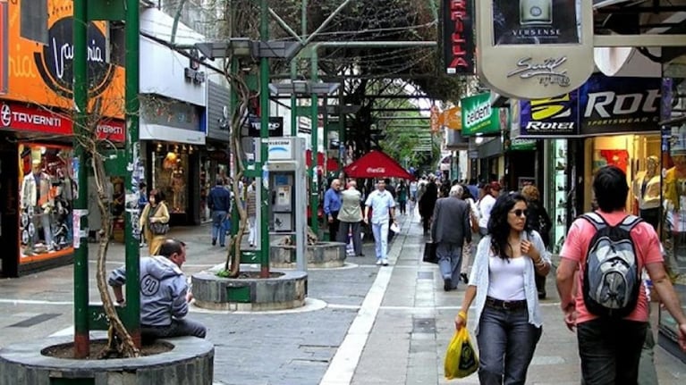 El frío llegó con rebajas en la ropa de invierno, pero los comercios advierten que cuesta vender