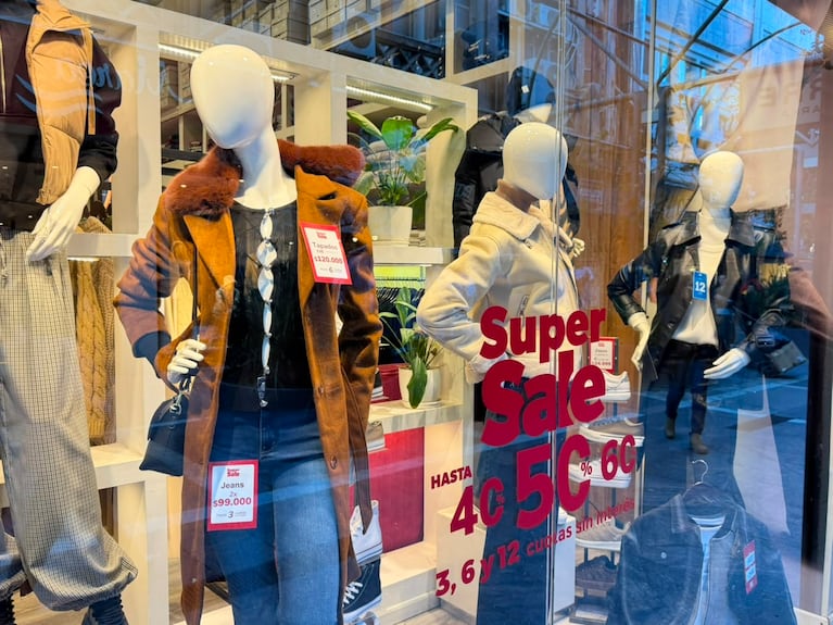 Invierno con rebajas en la ropa, pero los comerciantes advierten que cuesta vender en Córdoba