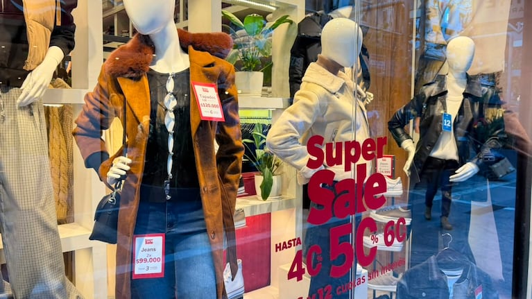Invierno con rebajas en la ropa, pero los comerciantes advierten que cuesta vender en Córdoba