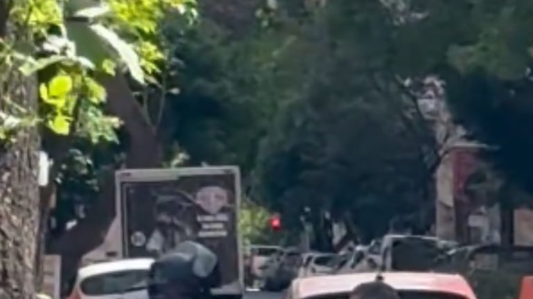 Filmaron una pelea entre un taxista y un motociclista