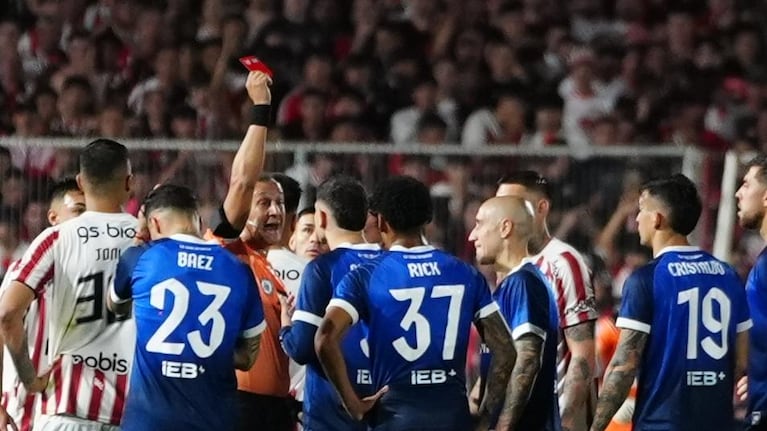 Álvarez Martínez le metió un cabezazo en la cara a Alarcón y fue expulsado en Talleres