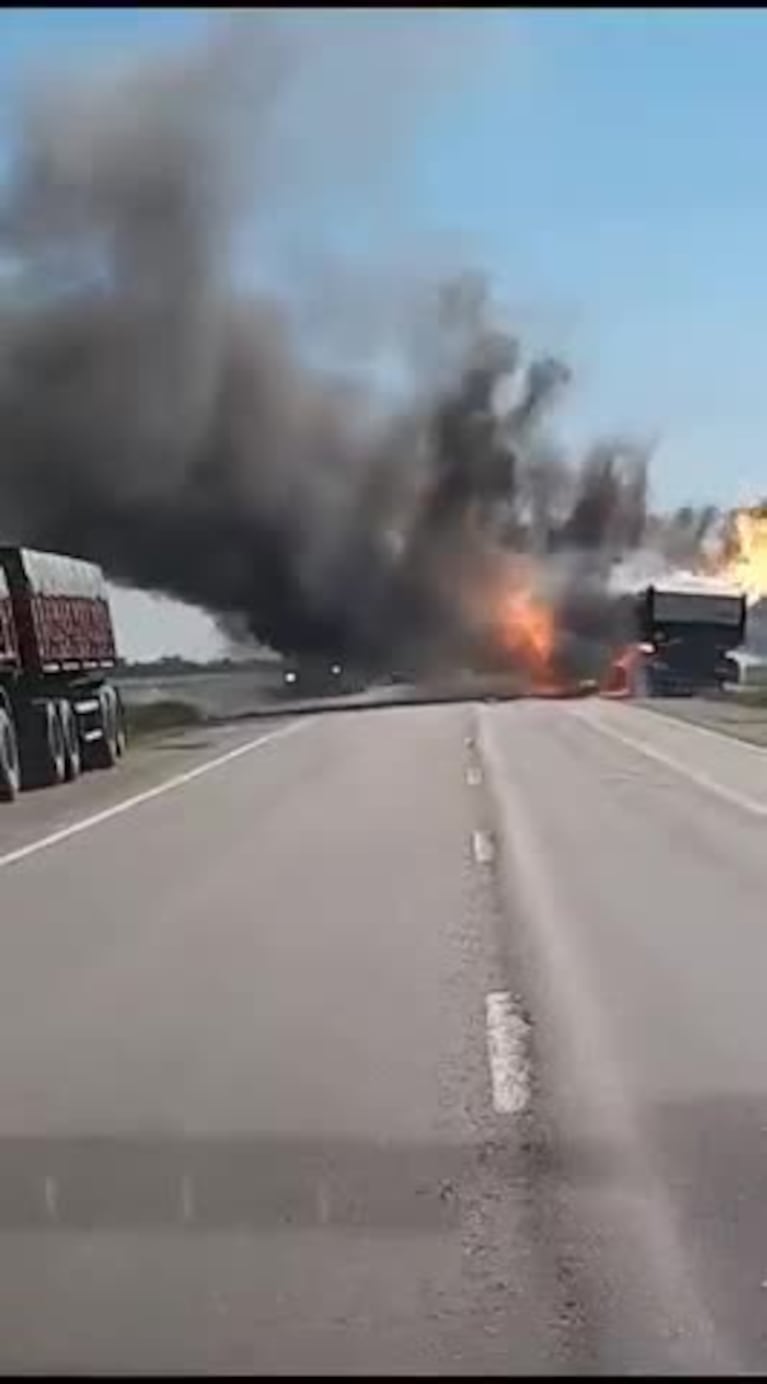 Impresionante explosión de un camión en la ruta