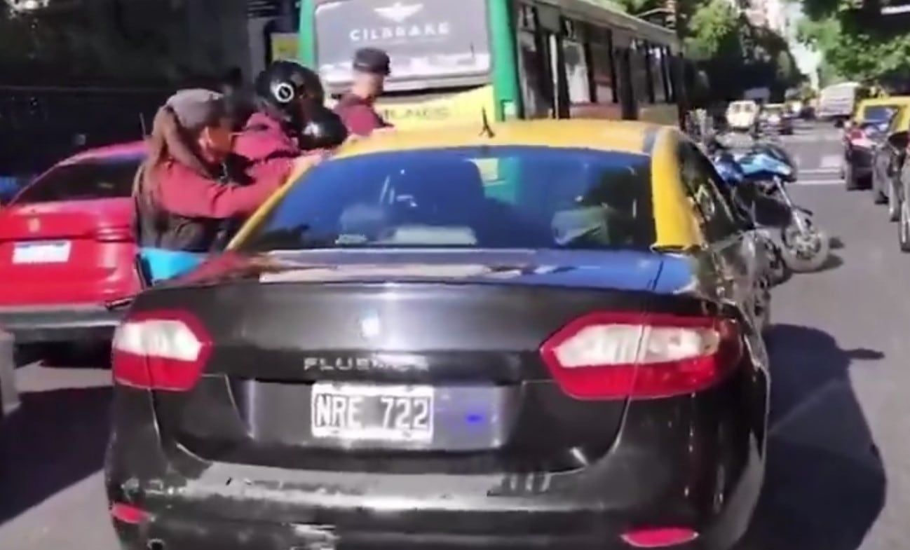 Un taxista se durmió en plena avenida y lo despertaron a los “zamarreos”