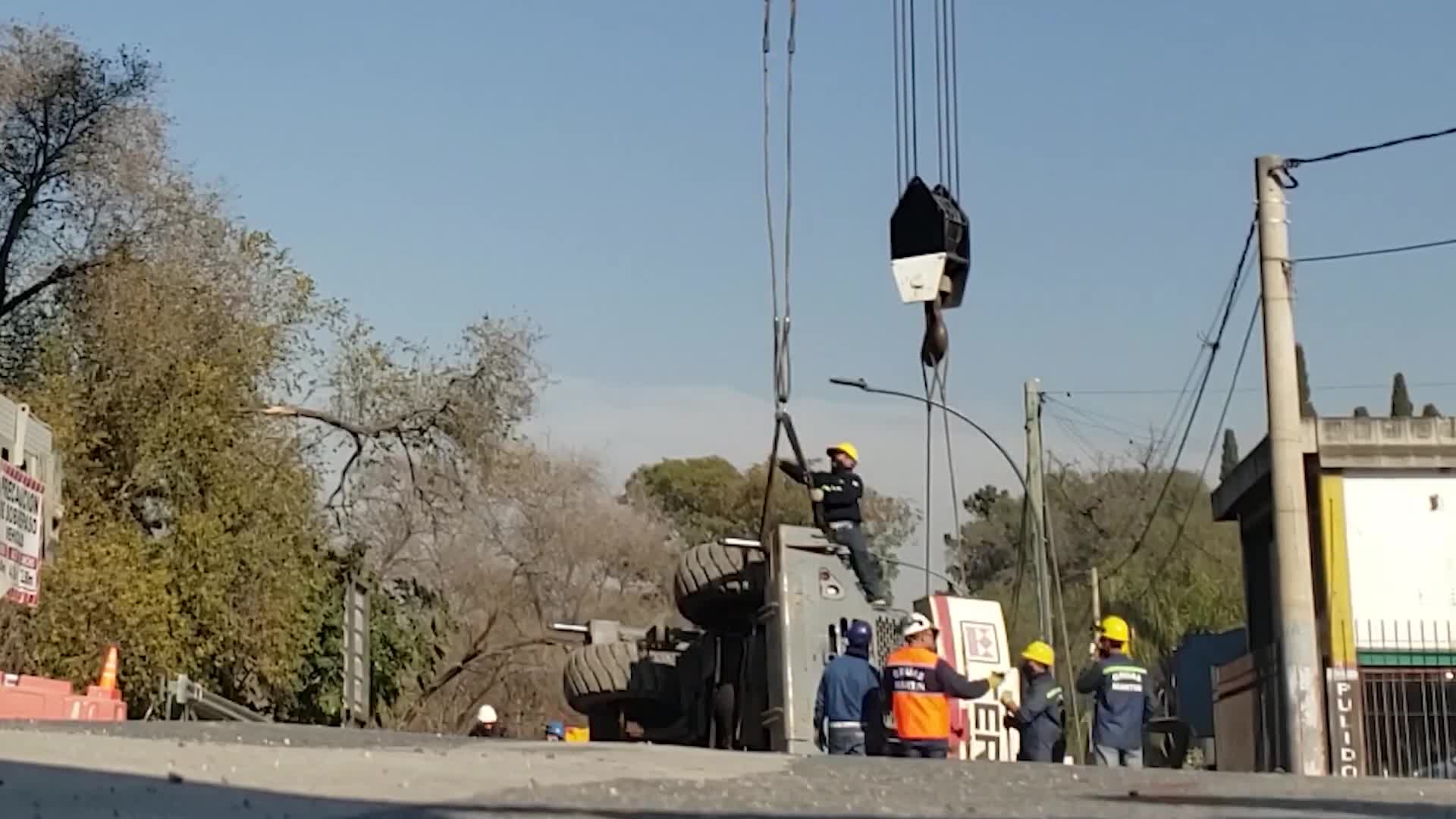 Así sacaron la grúa hundida en Costanera Norte