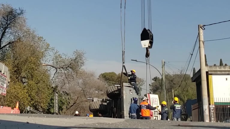 Así sacaron la grúa hundida en Costanera Norte