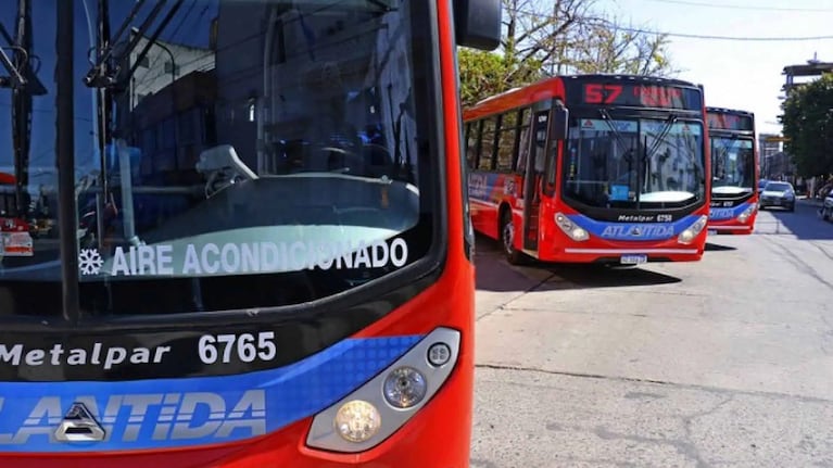 Chofer bajó a picanazos del colectivo a una familia que se negó a pagar el boleto