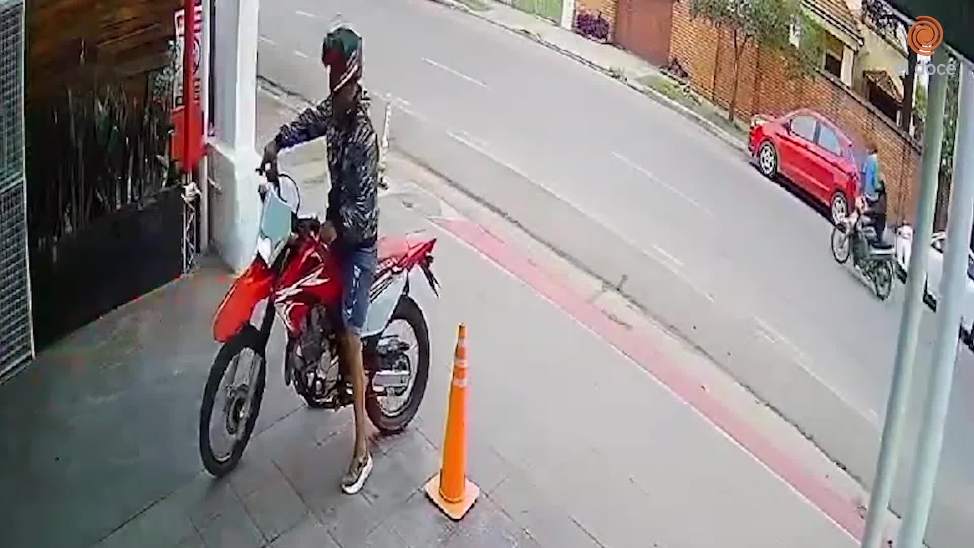 Le robaron la moto a punta de pistola