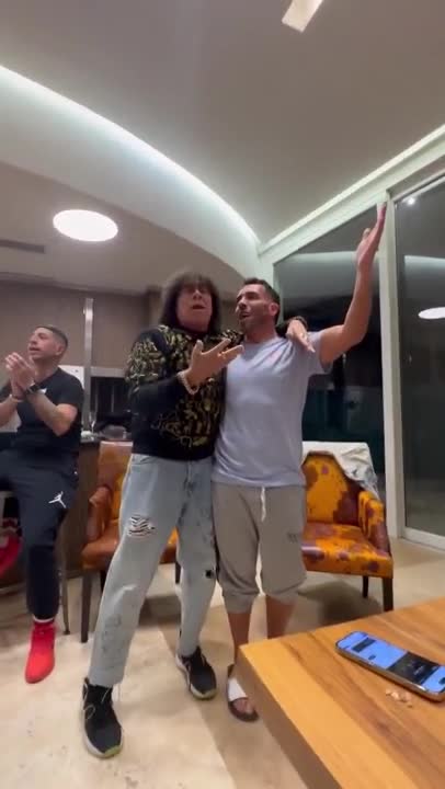 La Mona y Tevez cantaron y bailaron en un asado