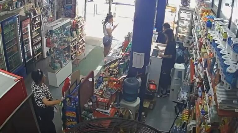 Aprovechó un descuido del vendedor y se robó una mochila en un kiosco de Córdoba