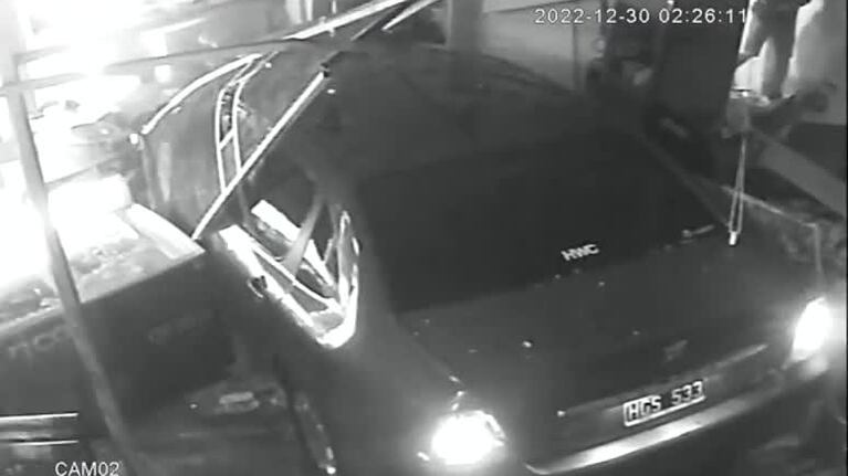 Chocó un kiosco y dos personas se salvaron de milagro