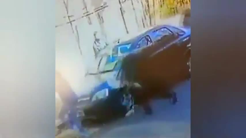 Delincuentes golpean a un hombre para robarle el auto