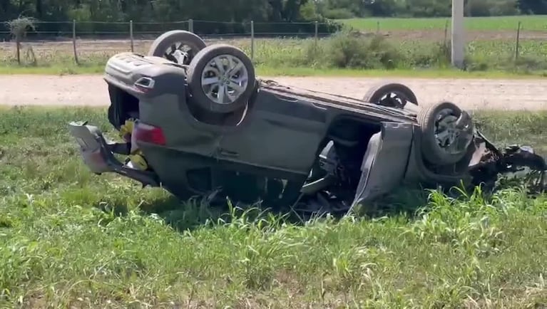 Dos autos chocaron y terminaron en la banquina