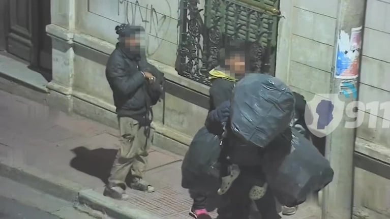 Video: intentaron robar el barrote de bronce una ventana en pleno Güemes y quedaron detenidos