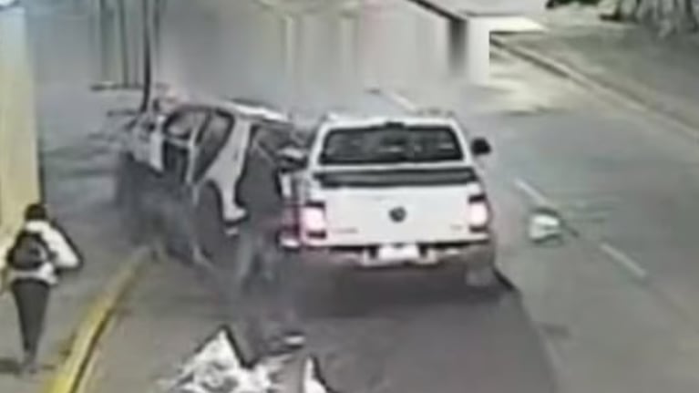 Detuvieron al conductor de la Amarok que chocó a propósito a un Up en la Costanera