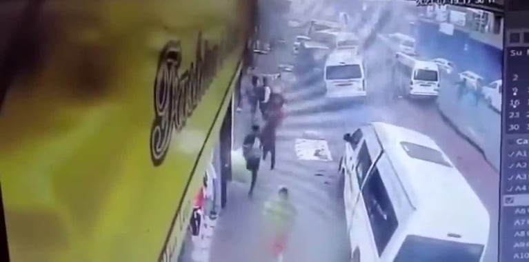 Tremenda explosión de una calle en Sudáfrica